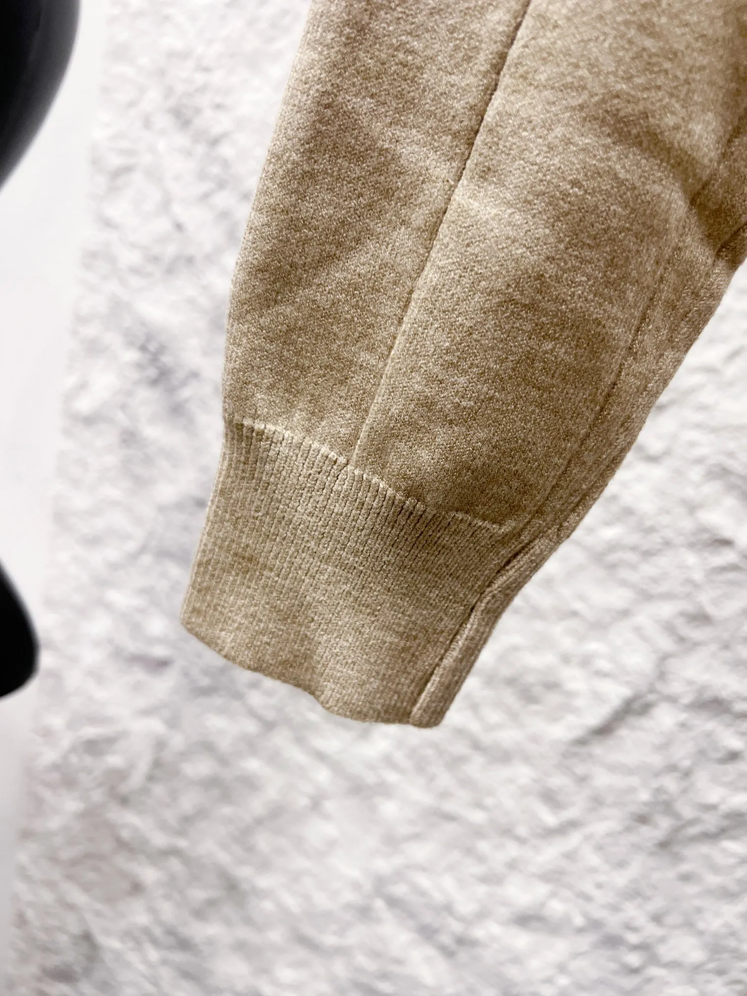 LP (Loro Piana) (in stock for a long time and will not be removed from the shelves) wool blend half-zip vertical pit strip long-sleeved knitted Polo shirt 16-needle computerized flat machine, vertical strip (vertical pit strip) flat clip knitting, vertical texture is woven in one piece, not back pleats. Collar shape: Knitted lapel Polo collar, lined inside the collar for shaping, collar shape is crisp and does not collapse. Placket: half-open zipper placket, zipper tube reinforced overlocking, zipper hidden sewing. 4 Hemming: cuffs and hem fine ribbed hemming; flat shoulder overlocking technology, smooth shoulder seam. Color: Oatmeal Black White Sizes: S-2XL (worry-free after-sales service)